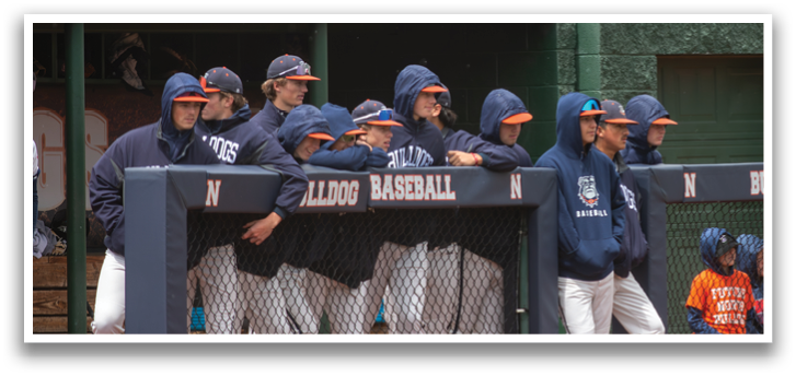 Baseball players in uniforms are standing on a field, some of them wearing hoodies. Contenido generado con IA