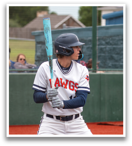 A baseball player in a white uniform is holding a bat and preparing to swing. Contenido generado con IA