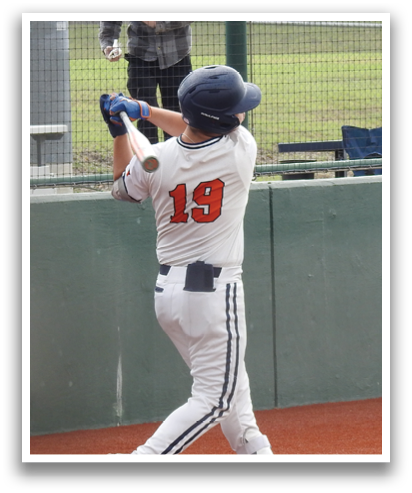 A baseball player is swinging a bat on a field, with a crowd of people watching from behind a fence. Contenido generado con IA