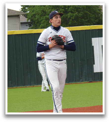 A baseball player in a white uniform is standing on the pitcher's mound, holding a baseball glove. Contenido generado con IA