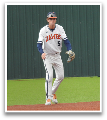 A baseball player wearing a white uniform with the number 5 on the back is walking on the field. Contenido generado con IA