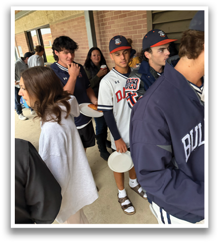 A group of people are standing outside, some of them wearing baseball caps. One person is holding a frisbee. Contenido generado con IA