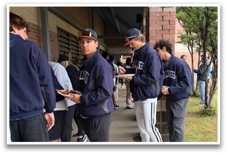 A group of people are standing outside, eating hot dogs. Contenido generado con IA