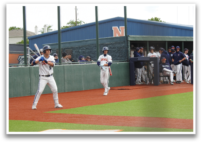 Baseball players on a field, one holding a bat and another holding a baseball glove. Contenido generado con IA