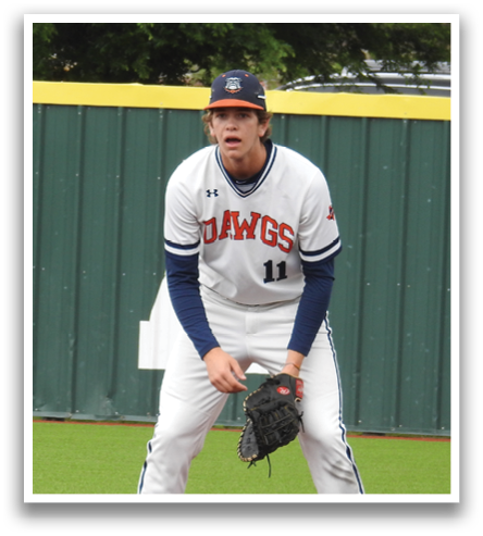 Two baseball players are on the field, one of them is holding a baseball glove. Contenido generado con IA