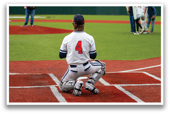 A baseball player is kneeling on the field, wearing a baseball glove. Contenido generado con IA