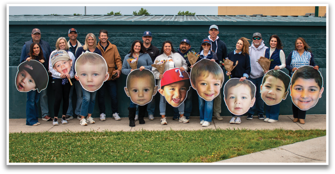 A group of people, including children, pose for a photo with their faces on the front of their heads. Contenido generado con IA