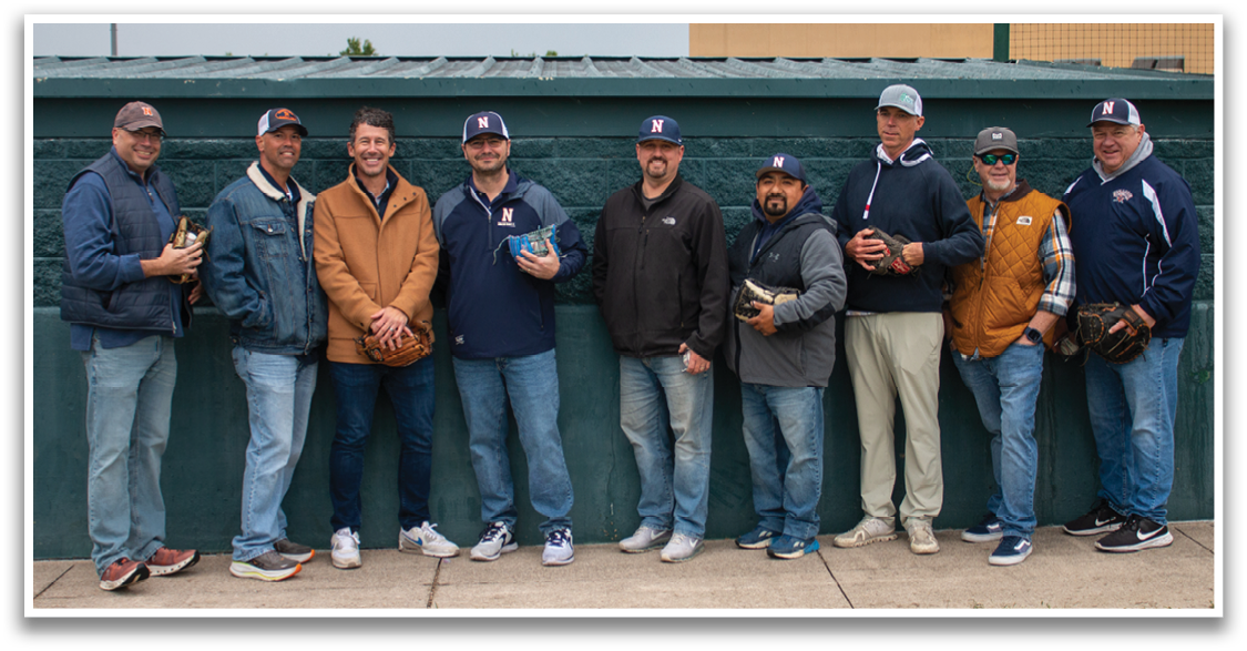 A group of men are standing in front of a wall, posing for a picture. They are holding baseballs in their hands. Contenido generado con IA