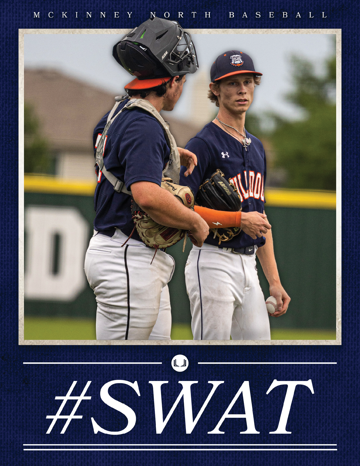 Two baseball players wearing blue uniforms and white pants, one of them holding a baseball glove. Contenido generado con IA
