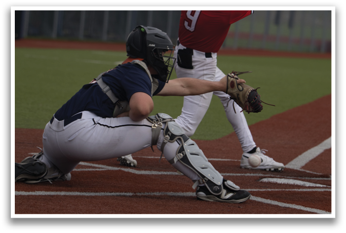 A baseball player is swinging a bat, while a catcher is positioned behind him. The batter is wearing a red shirt and a black helmet. Contenido generado con IA