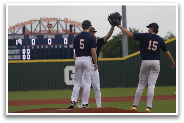 Two baseball players are on the field, one holding a baseball glove and the other holding his hand up. Contenido generado con IA