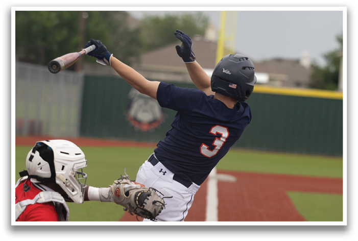 A baseball player is swinging a bat at a ball, while a catcher is in position behind him. The batter is wearing a blue shirt and a helmet. Contenido generado con IA