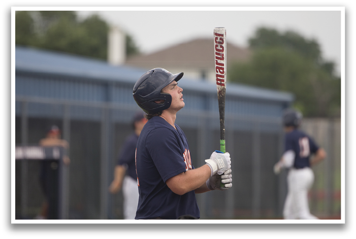 A baseball player is holding a bat and looking up, possibly preparing to swing at an incoming pitch. Contenido generado con IA