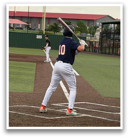 A baseball player is swinging a bat on a field, with a catcher and an umpire behind him. Contenido generado con IA