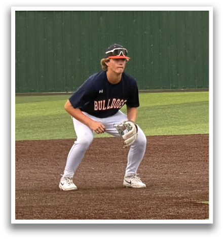 A baseball player is seen in the grass, possibly sliding into a base. Contenido generado con IA
