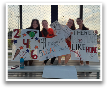 Four girls are sitting on a bench holding signs. Contenido generado con IA