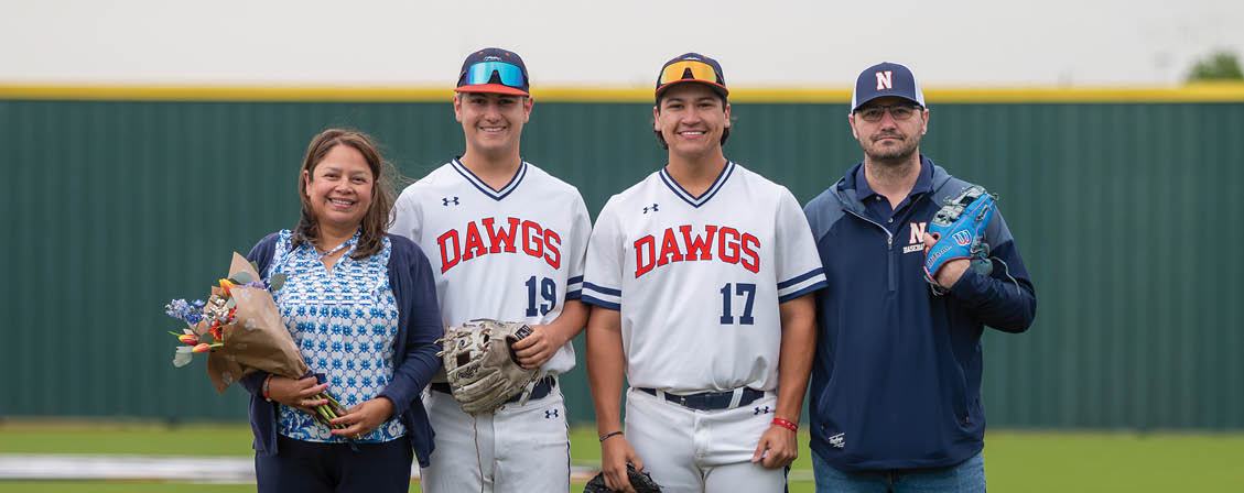 Three people are standing on a baseball field, two of them wearing baseball uniforms. They are holding baseball gloves and posing for a picture. Contenido generado con IA