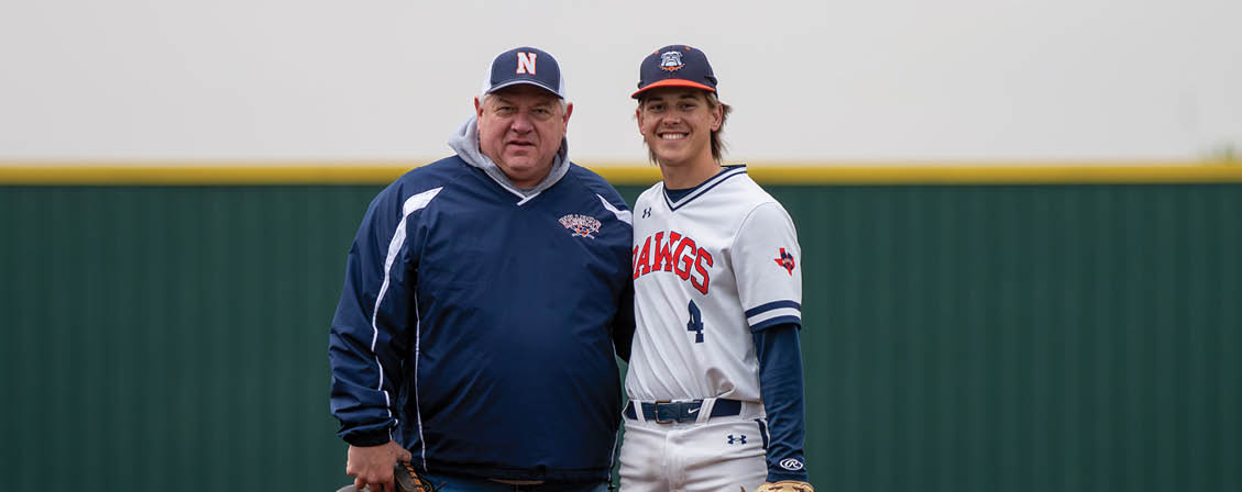 A man and a woman are standing on a baseball field. Contenido generado con IA