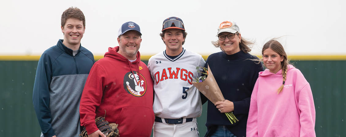 A group of people are standing on a baseball field, posing for a picture. Contenido generado con IA