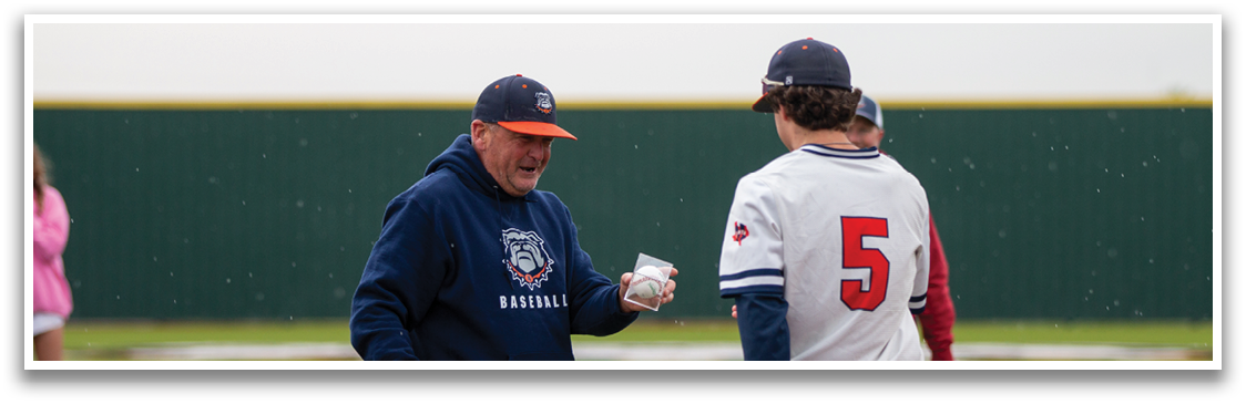 Two men on a baseball field, one holding a baseball glove and the other holding a baseball. Contenido generado con IA