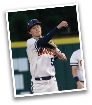 A baseball player is throwing a ball while another player is running towards the base. Contenido generado con IA