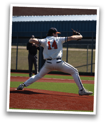 A baseball player in a white uniform is pitching a ball on a field. Contenido generado con IA