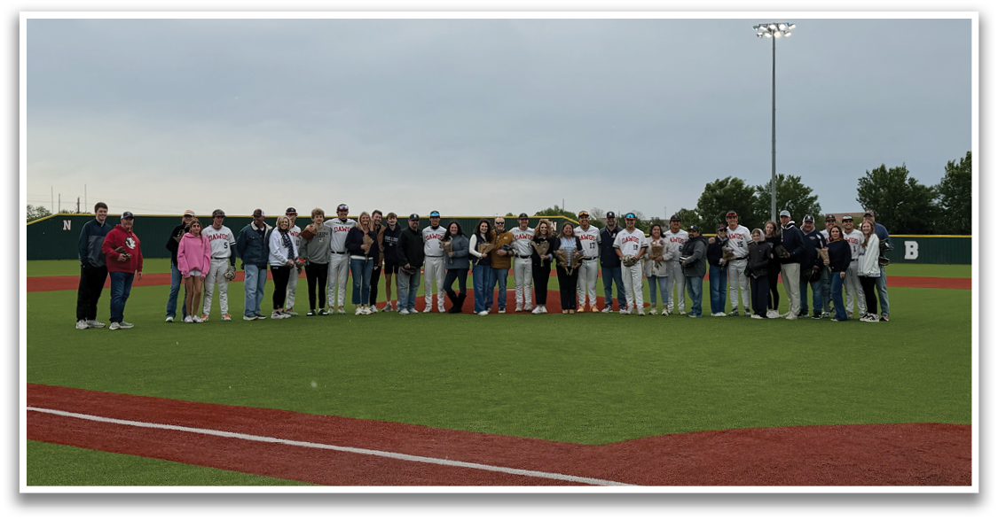 A group of people are standing on a baseball field, posing for a picture. Contenido generado con IA