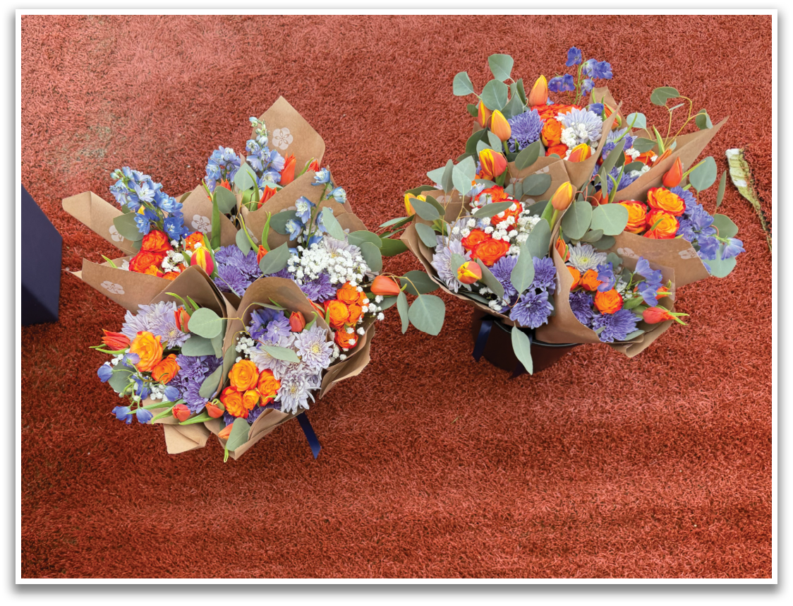 Two bouquets of flowers are displayed on a field. Contenido generado con IA