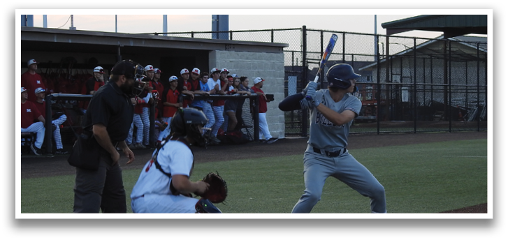 A baseball player is at bat, holding a bat and preparing to swing. The catcher is positioned behind him, ready to catch the ball. The umpire is also present, observing the play. The scene takes place in a stadium, with a crowd of spectators watching the game. Contenido generado con IA