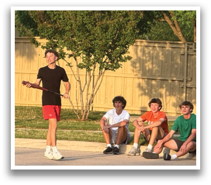 A man is playing frisbee in a park, with a group of people watching him. Contenido generado con IA