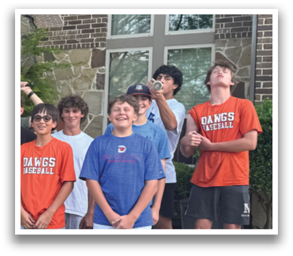 A group of young men wearing different colored shirts pose for a picture. Contenido generado con IA