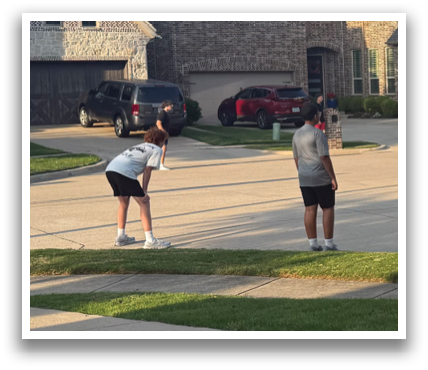 A group of people are playing a game of frisbee in a driveway. Contenido generado con IA