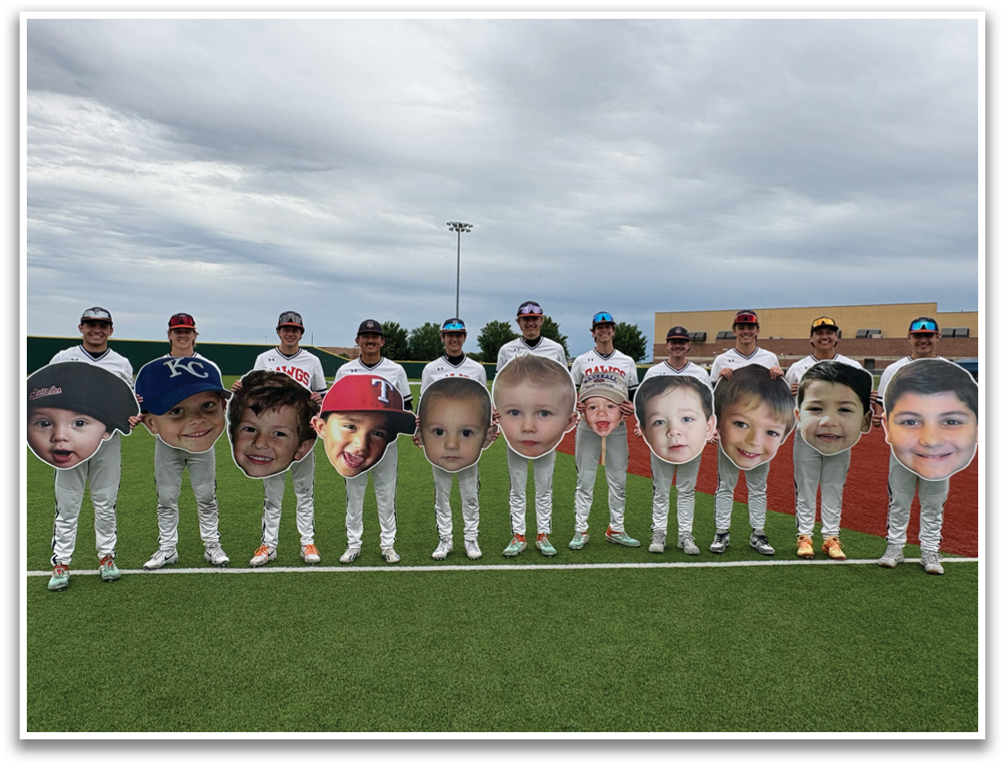 A group of young boys pose for a picture on a baseball field. Contenido generado con IA