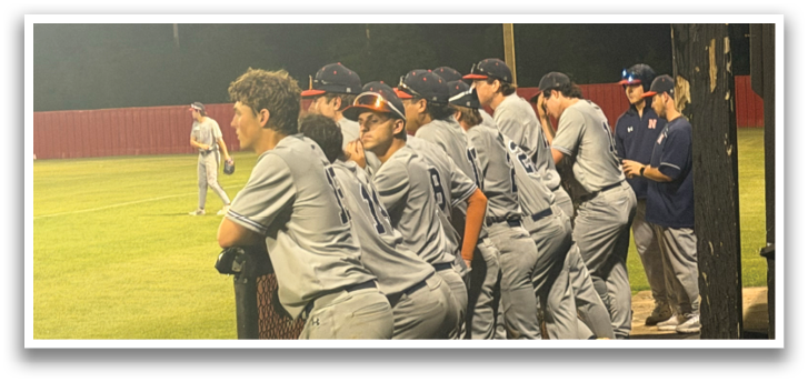 Baseball players in uniforms are sitting on a bench on a field. Contenido generado con IA