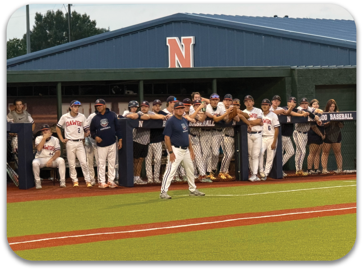 A group of people are standing on a baseball field. Contenido generado con IA