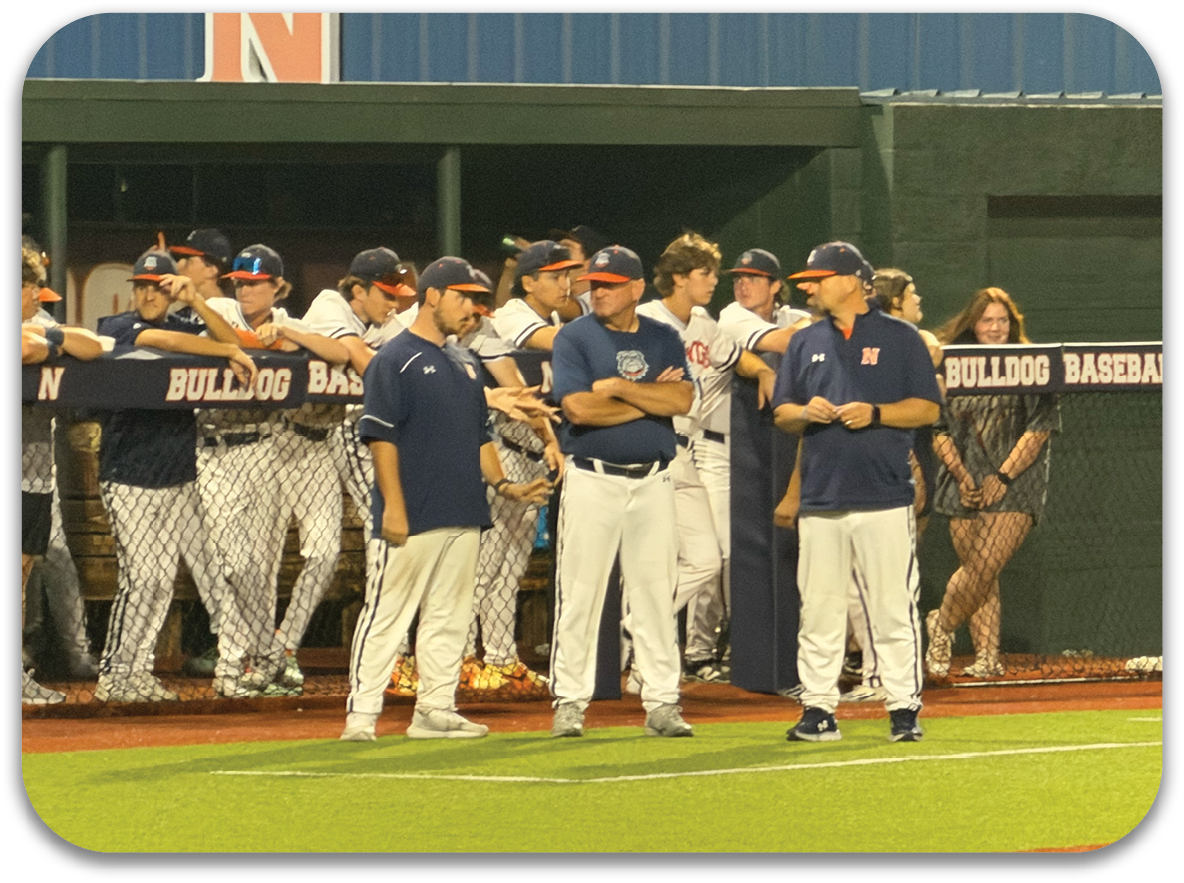 A group of baseball players are standing on a field, posing for a picture. Contenido generado con IA