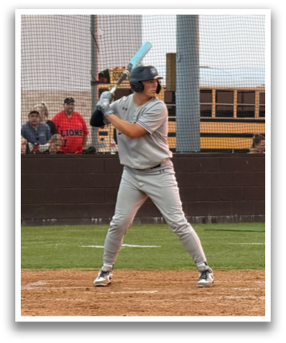 A man is standing on a baseball field, wearing a baseball uniform. Contenido generado con IA