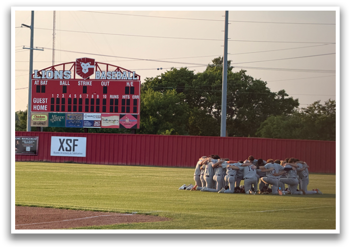 Baseball team huddled on field. Contenido generado con IA