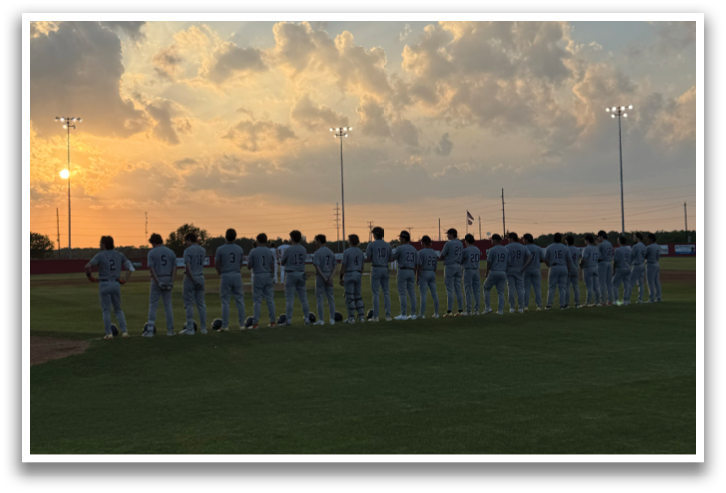 A group of people are standing on a field, facing the sunset. Contenido generado con IA