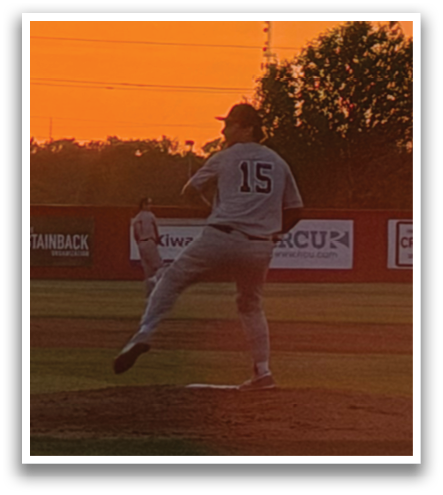 A baseball pitcher is throwing a ball on a field during a game. Contenido generado con IA
