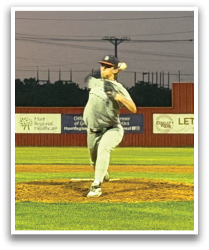 A baseball player is pitching a ball on a field. Contenido generado con IA