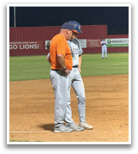 Two men in baseball uniforms are talking on the field. Contenido generado con IA