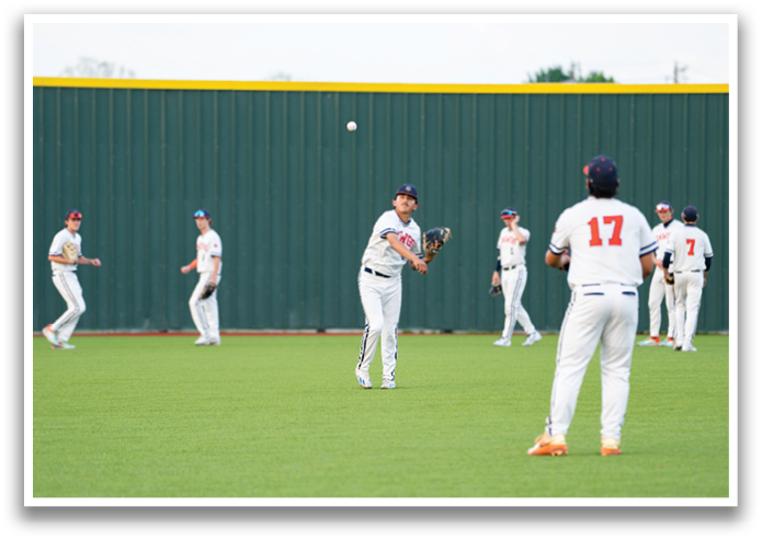 A baseball player catches a ball in a field. Contenido generado con IA