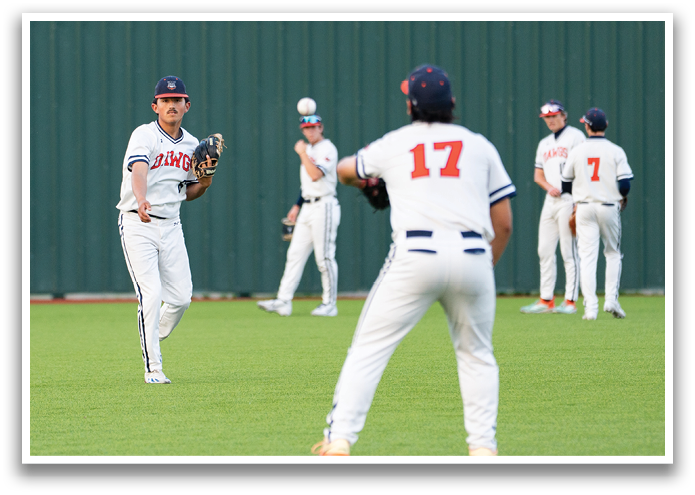 A baseball player is holding a mitt and preparing to catch a ball. Contenido generado con IA