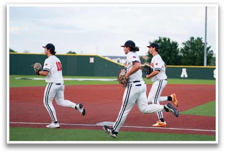 Three baseball players running on the field. Contenido generado con IA