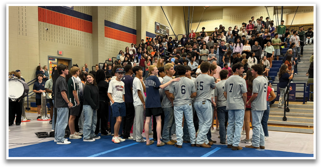 A group of people are standing on a gym floor, some wearing jeans and shirts. They are lined up and appear to be waiting for something. Contenido generado con IA