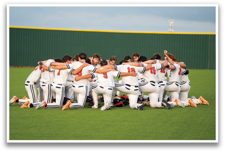 A group of baseball players huddled together on the field, wearing white uniforms. Contenido generado con IA