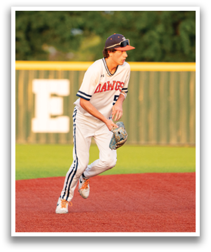 A baseball player is running on the field, wearing a white uniform and a baseball glove. Contenido generado con IA
