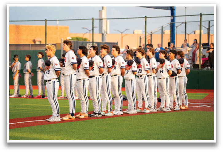 A group of young men stand on a baseball field, wearing uniforms and holding baseball bats. They are lined up in a row, possibly preparing for a game or practice. Contenido generado con IA