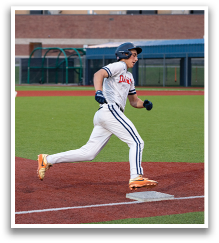 A baseball player is running towards a base, wearing a white shirt and orange shoes. Contenido generado con IA